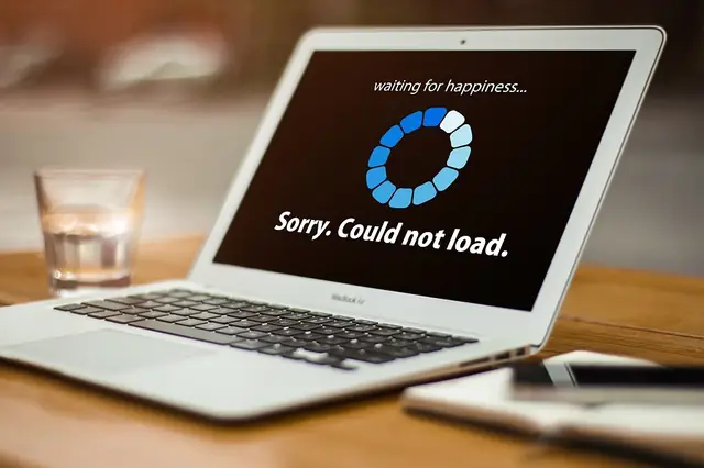 Laptop screen showing a loading spinner and a page-failed message
